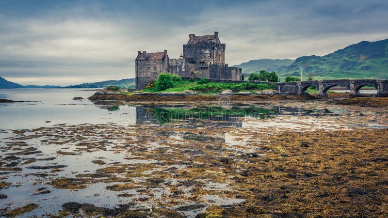 Bedöva skymning över fjorden på Eilean Donan Castle, Skottland fotografering för bildbyråer Bedöva skymning över fjorden på Eilean Donan Castle, Skottland fotografering för bildbyråer