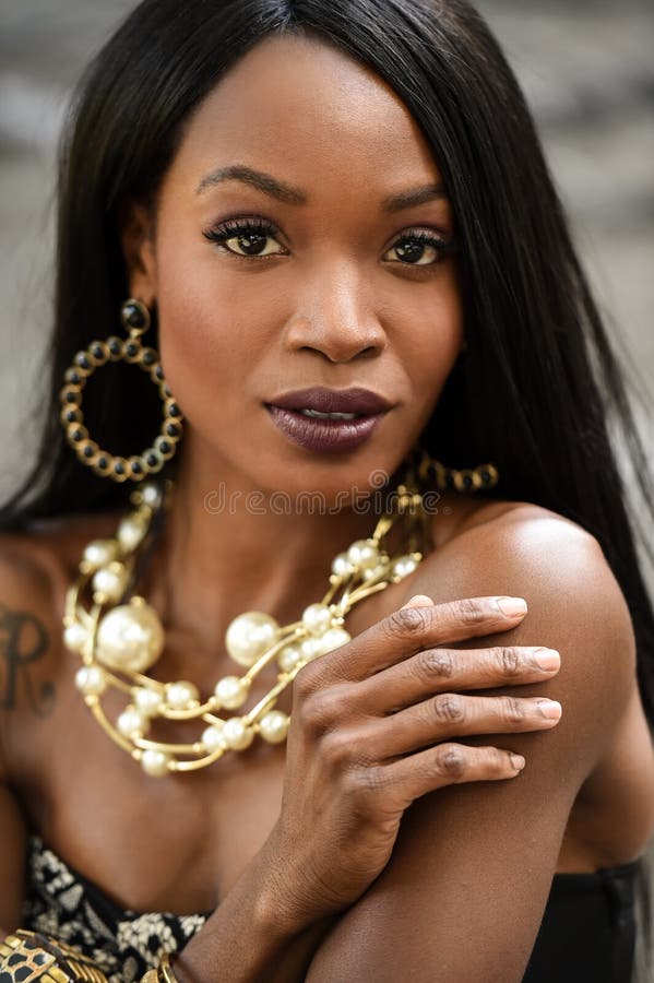 Bedöva ståenden av en afrikansk amerikansvart kvinna royaltyfri bild Bedöva ståenden av en afrikansk amerikansvart kvinna royaltyfri bild