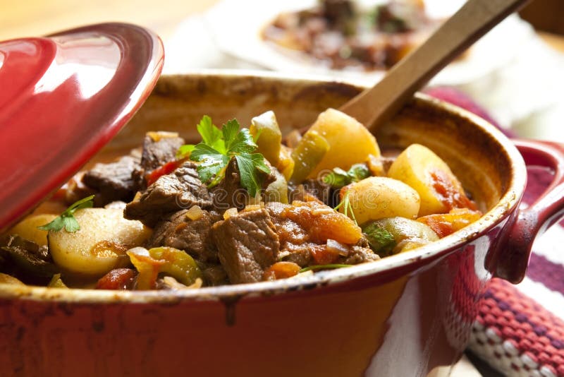 Tradizionale gulasch di manzo stufato, in rosso pentola di coccio, pronto a servire.