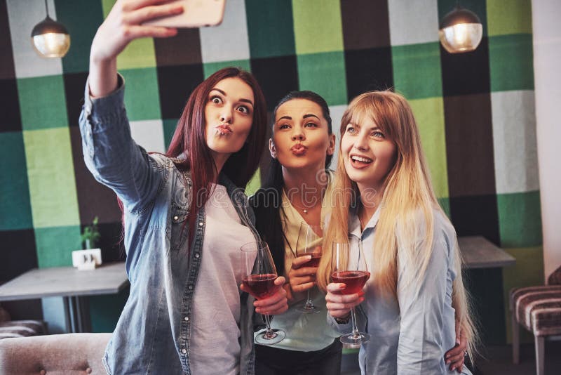 Beeld die gelukkige groep vrienden met rode wijn voorstellen die selfie nemen stock fotografie Beeld die gelukkige groep vrienden met rode wijn voorstellen die selfie nemen stock fotografie