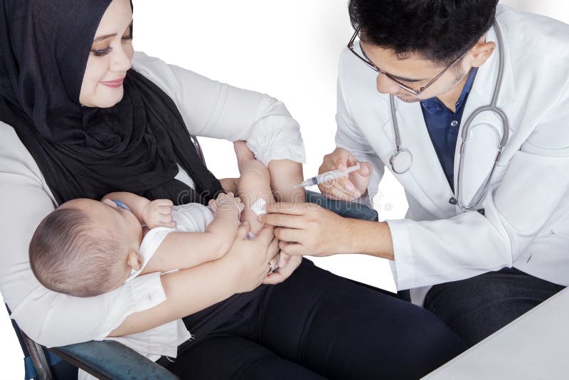Beeld die van arts vaccin op de baby inspuiten royalty-vrije stock fotografie Beeld die van arts vaccin op de baby inspuiten royalty-vrije stock fotografie