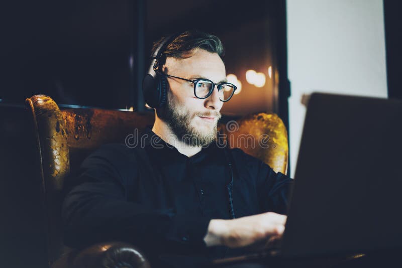 Beeld gebaarde zakenman die glazen dragen die modern zolderbureau ontspannen Mensenzitting als uitstekende voorzitter, het luiste stock fotografie Beeld gebaarde zakenman die glazen dragen die modern zolderbureau ontspannen Mensenzitting als uitstekende voorzitter, het luiste stock fotografie