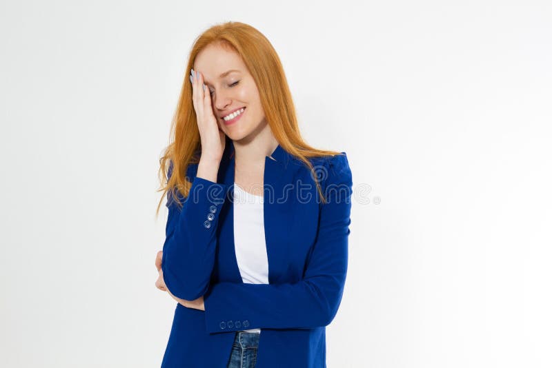Beeld van aantrekkelijke modieuze rode haarvrouw die in blauw stijlkostuum facepalm, het houden van hand op oog en glimlachen, di royalty-vrije stock foto's Beeld van aantrekkelijke modieuze rode haarvrouw die in blauw stijlkostuum facepalm, het houden van hand op oog en glimlachen, di royalty-vrije stock foto's