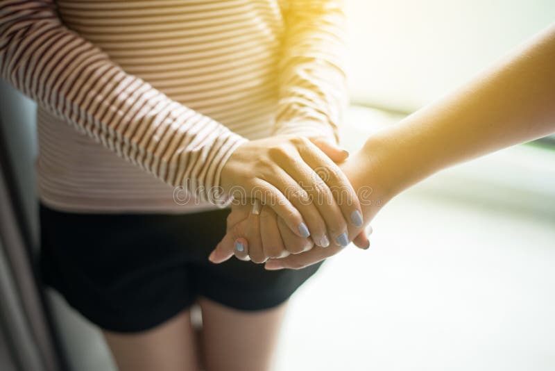 Beeld van de vrienden die van paarvrouwen handen en het geven het ondersteunende samen troosten houden, Aanmoedigingsconcept stock foto Beeld van de vrienden die van paarvrouwen handen en het geven het ondersteunende samen troosten houden, Aanmoedigingsconcept stock foto