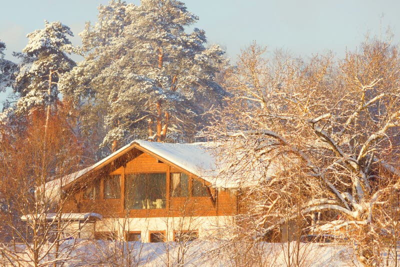 Beeld van een chalet in een bos wordt gevestigd dat royalty-vrije stock foto Beeld van een chalet in een bos wordt gevestigd dat royalty-vrije stock foto