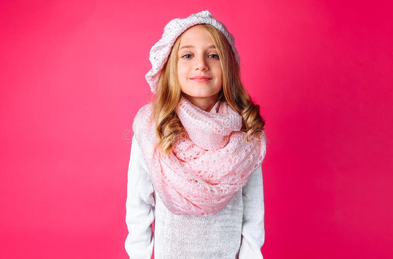 Beeld van gelukkige tienermeisje status geïsoleerd op roze achtergrond, I royalty-vrije stock foto Beeld van gelukkige tienermeisje status geïsoleerd op roze achtergrond, I royalty-vrije stock foto