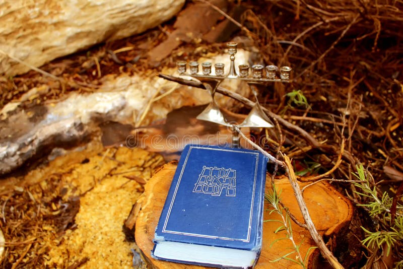 Beeld van Joodse vakantiechanoeka Hebreeuwse Bijbel Tanakh Torah, Neviim, Ketuvim en Joodse kandelaar Menorah stock afbeeldingen Beeld van Joodse vakantiechanoeka Hebreeuwse Bijbel Tanakh Torah, Neviim, Ketuvim en Joodse kandelaar Menorah stock afbeeldingen
