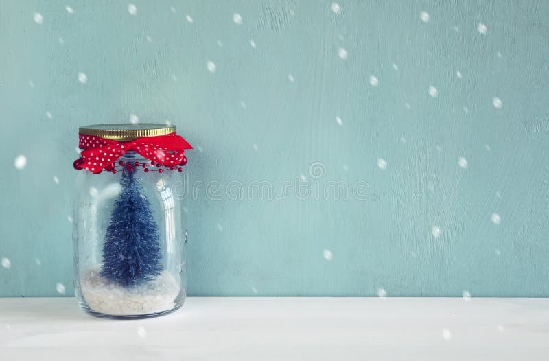 Beeld van mooie metselaarkruik met Kerstmisboom royalty-vrije stock afbeeldingen Beeld van mooie metselaarkruik met Kerstmisboom royalty-vrije stock afbeeldingen