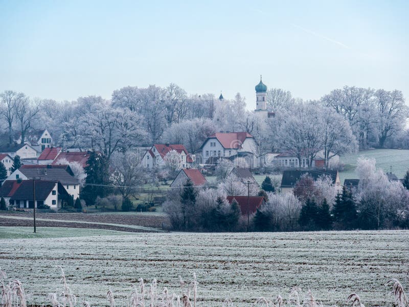 Beeld van romantisch de winterlandschap met dorp stock afbeelding Beeld van romantisch de winterlandschap met dorp stock afbeelding