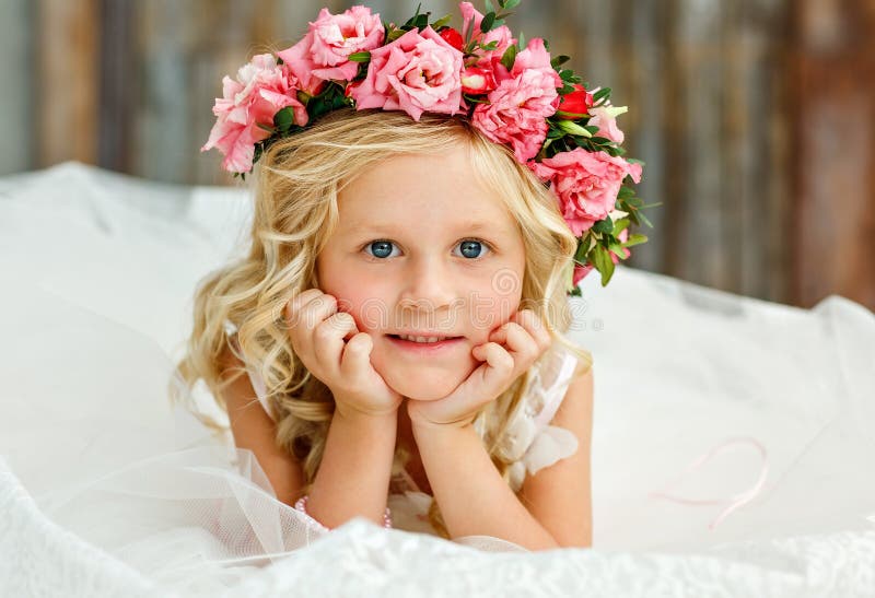 Beeld van zoet mooi meisje met wit haar die een natuurlijke bloemkroon dragen Groot portret Het bekijken stock afbeelding Beeld van zoet mooi meisje met wit haar die een natuurlijke bloemkroon dragen Groot portret Het bekijken stock afbeelding