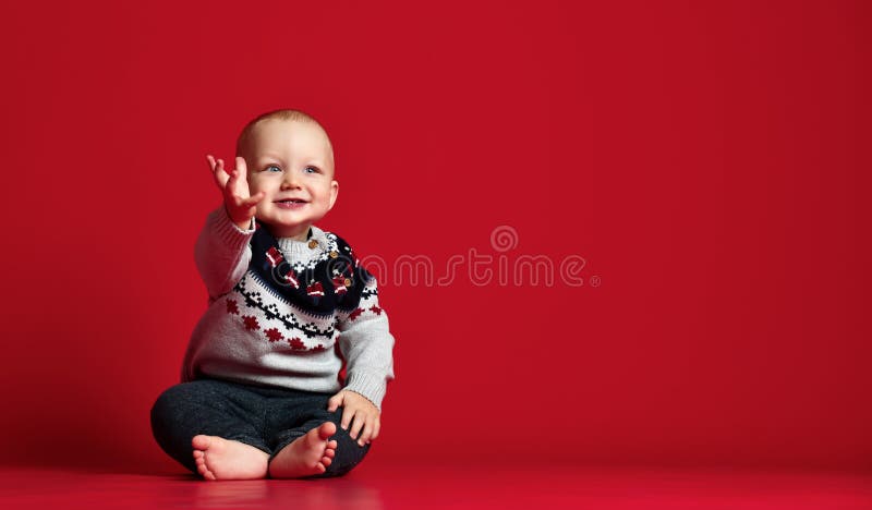 Beeld van zoete babyjongen, close-upportret van kind, leuke peuter met blauwe ogen royalty-vrije stock foto's Beeld van zoete babyjongen, close-upportret van kind, leuke peuter met blauwe ogen royalty-vrije stock foto's