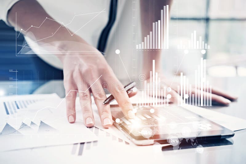 Beeld vrouwelijke hand wat betreft moderne tablet Investeringsmanager die het nieuwe privé bureau van het bankwezenproject werken royalty-vrije stock foto's Beeld vrouwelijke hand wat betreft moderne tablet Investeringsmanager die het nieuwe privé bureau van het bankwezenproject werken royalty-vrije stock foto's