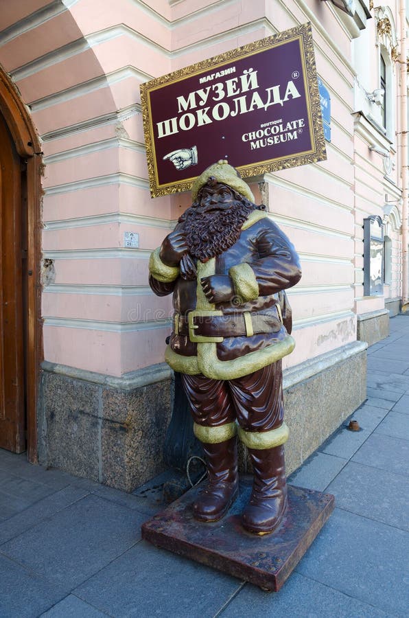 Beeldhouwwerk bij ingang om Chocolademuseum op Nevsky Prospekt, St. Petersburg, Rusland op te slaan stock foto's Beeldhouwwerk bij ingang om Chocolademuseum op Nevsky Prospekt, St. Petersburg, Rusland op te slaan stock foto's