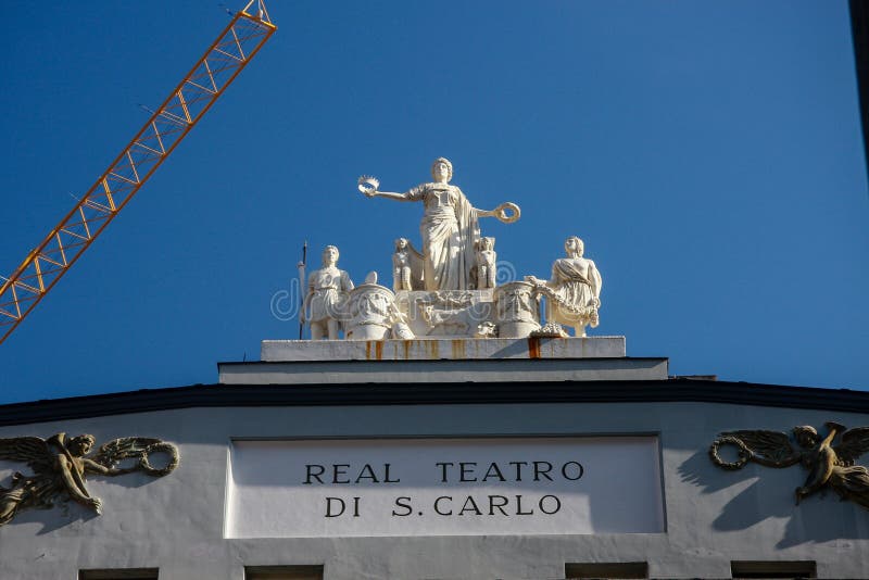Beeldhouwwerk op het dak van Real Teatro Di San Carlo stock afbeelding Beeldhouwwerk op het dak van Real Teatro Di San Carlo stock afbeelding