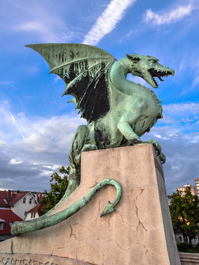 Beeldhouwwerk van draak op Draakbrug en mooie dramatische hemel in Ljubljana, Slovenië royalty-vrije stock fotografie Beeldhouwwerk van draak op Draakbrug en mooie dramatische hemel in Ljubljana, Slovenië royalty-vrije stock fotografie