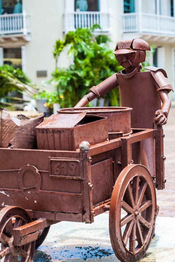 Beeldhouwwerk van een mens met een traditionele kruiwagen bij het vierkant van San Pedro Claver in Cartagena DE Indias royalty-vrije stock foto's Beeldhouwwerk van een mens met een traditionele kruiwagen bij het vierkant van San Pedro Claver in Cartagena DE Indias royalty-vrije stock foto's