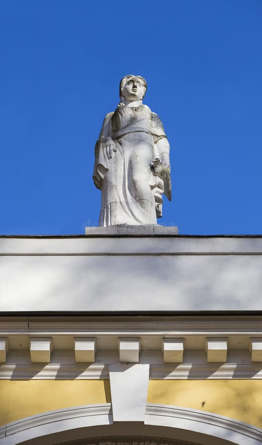 Beeldhouwwerk van een vrouw op het dak van het gebouw royalty-vrije stock afbeelding Beeldhouwwerk van een vrouw op het dak van het gebouw royalty-vrije stock afbeelding