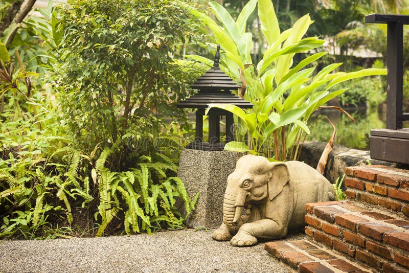 Sculptuur Van Een Olifant in De Dierentuin Stock Afbeelding Image of china indië