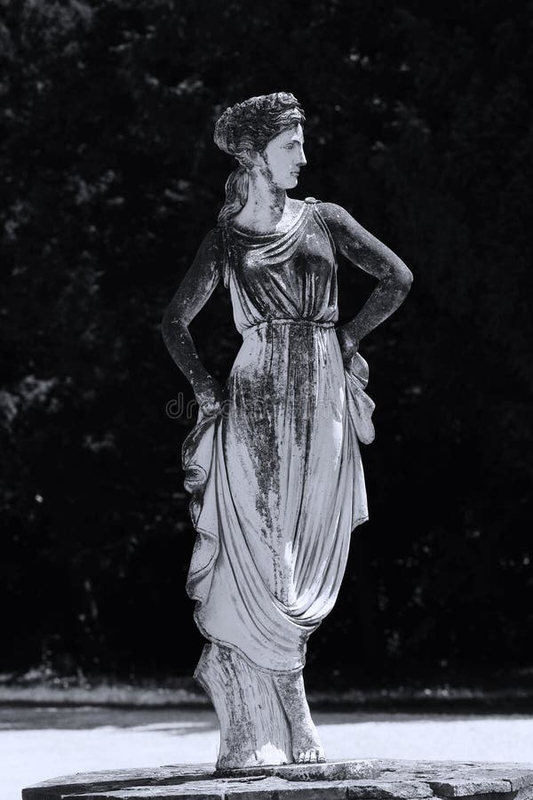 Beeldhouwwerk van vrouw in het Italiaans tuin royalty-vrije stock afbeeldingen Beeldhouwwerk van vrouw in het Italiaans tuin royalty-vrije stock afbeeldingen