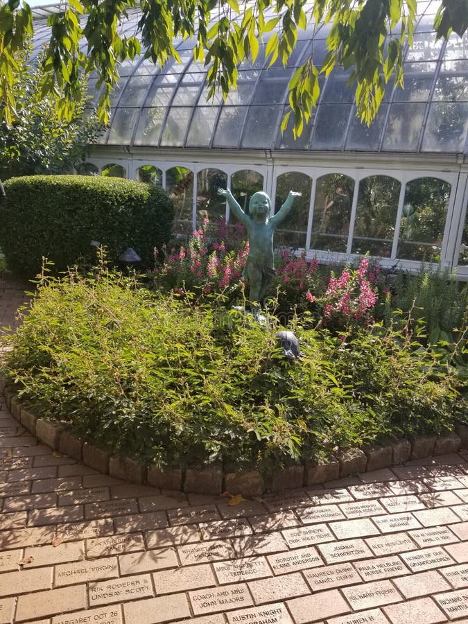 Beeldje in een speelse tuin stock afbeelding Beeldje in een speelse tuin stock afbeelding
