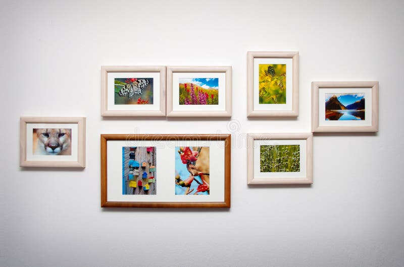 Beeldsamenstelling op witte muur stock foto Beeldsamenstelling op witte muur stock foto