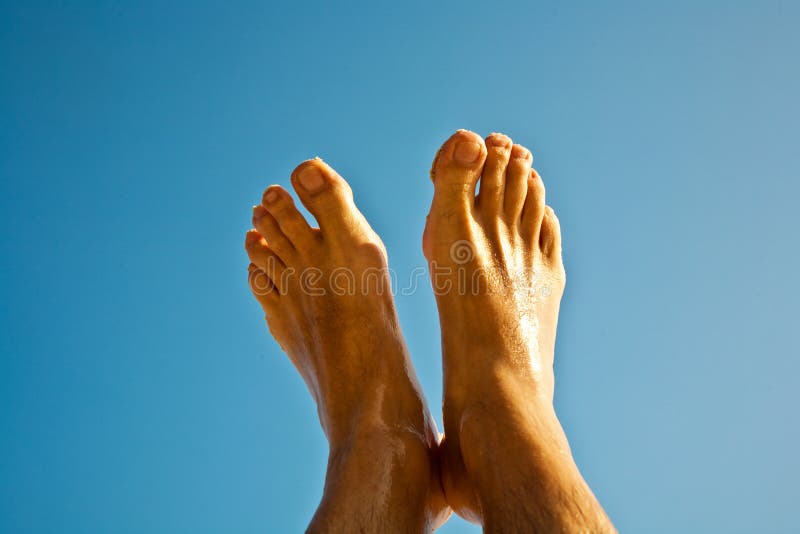 Vaak gesproken Diploma verkenner Been En Voeten Van Een Mens Met Duidelijke Blauwe Hemel Stock Foto - Image  of voeten, samen: 15540804