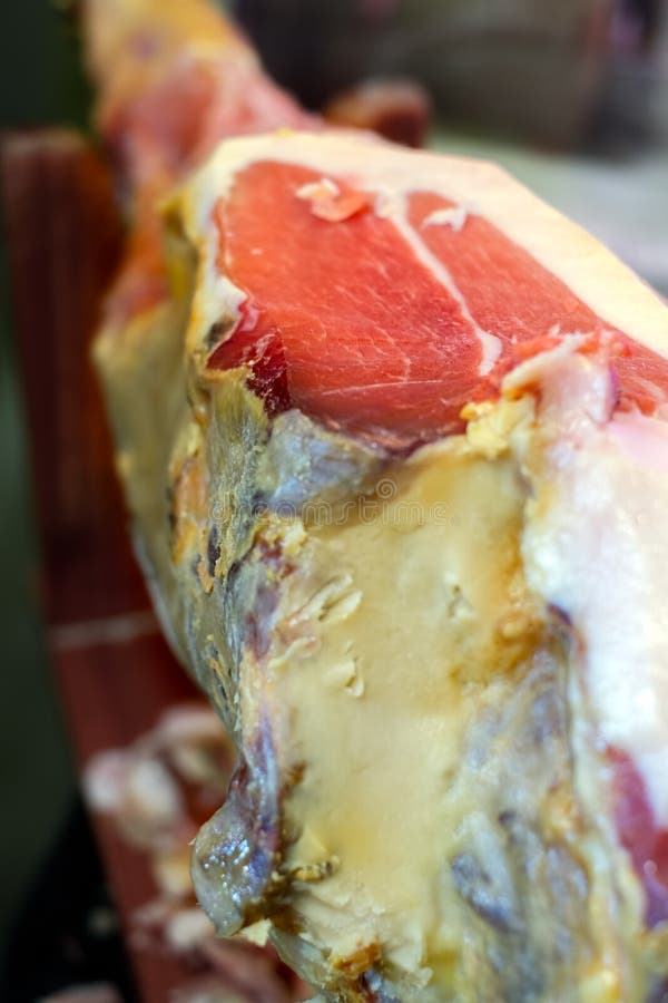 Been jamon serrano op het snijden, traditionele Spaanse ham wordt voorbereid die royalty-vrije stock fotografie Been jamon serrano op het snijden, traditionele Spaanse ham wordt voorbereid die royalty-vrije stock fotografie