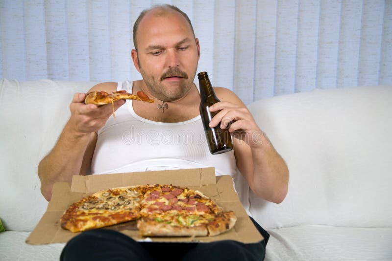 Malsano uomo grasso seduto sul divano a bere birra e mangiare la pizza.