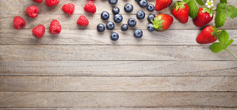 Beeren-Frucht-Banner mit Holz-Hintergrund stockfotografie