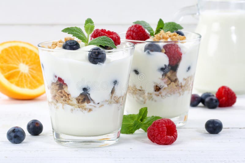 Beerenjoghurtjoghurt mit Beerenobst höhlt muesli hölzernes Brett lizenzfreie stockbilder Beerenjoghurtjoghurt mit Beerenobst höhlt muesli hölzernes Brett lizenzfreie stockbilder