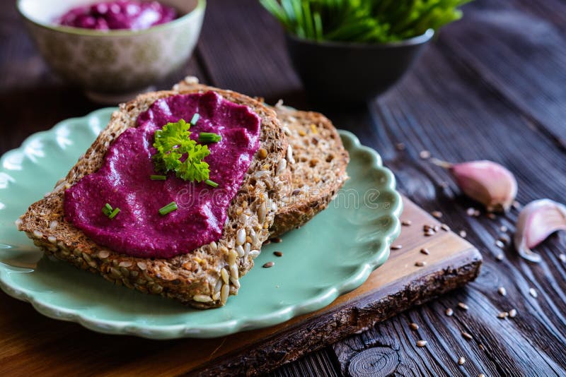 Beetroot spread with flax seeds and garlic