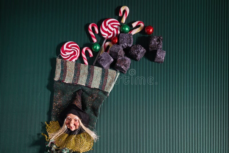 O Befana com carvão doce e doces em fundo de madeira. Italiano tradição dia  Epifania. fotos, imagens de © vetre #438910740