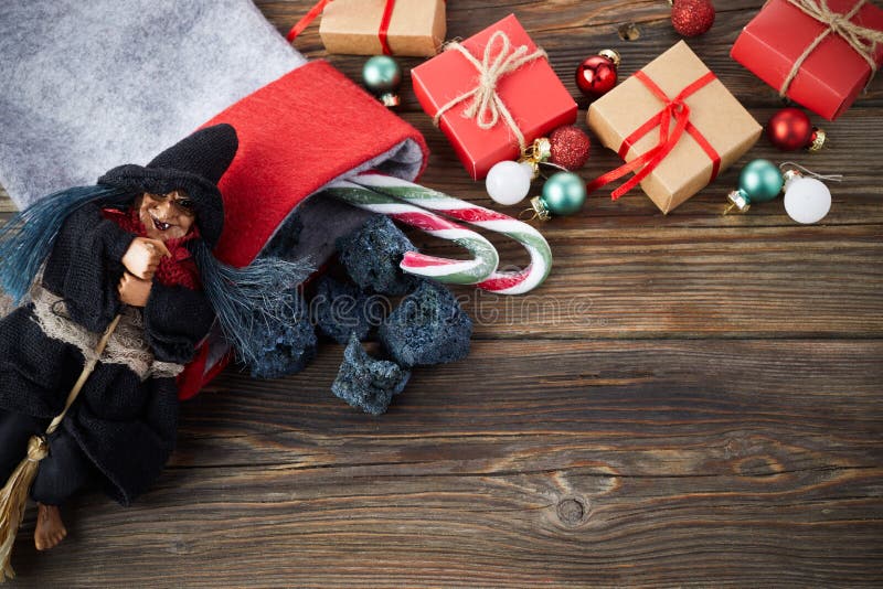 O Befana com carvão doce e doces em fundo de madeira. Italiano tradição dia  Epifania. fotos, imagens de © vetre #438910740