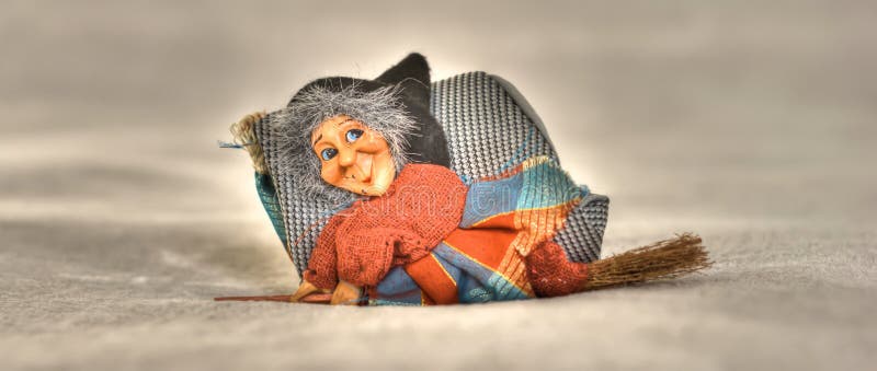 Befana приходит на ночу с ее ботинками совсем сломленными и с веником как средство перехода стоковая фотография rf Befana приходит на ночу с ее ботинками совсем сломленными и с веником как средство перехода стоковая фотография rf