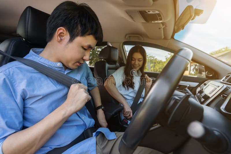 man befestigung-sicherheitsgurt im auto - Lizenzfreies Bild