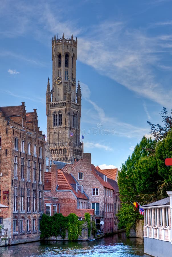 Beffroi, maisons et canal à Bruges/à Bruges, Belgique photo libre de droits Beffroi, maisons et canal à Bruges/à Bruges, Belgique photo libre de droits