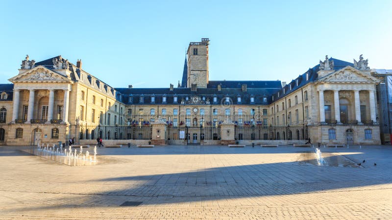 Befrielsefyrkant och slotten av hertigar av Bourgogne arkivbilder Befrielsefyrkant och slotten av hertigar av Bourgogne arkivbilder