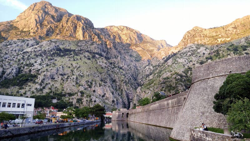 Befästningvägg av Adriatiska havet den forntida staden Kotor i Montenegro Slottväggar och flod I reflexion på vatten arkivfoton Befästningvägg av Adriatiska havet den forntida staden Kotor i Montenegro Slottväggar och flod I reflexion på vatten arkivfoton