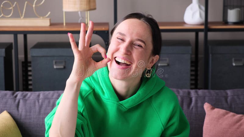 Begeisterte und freundliche Frau, die zuhause mit gutem Unterschreiben zustimmt oder eine Vereinbarung trifft stock video