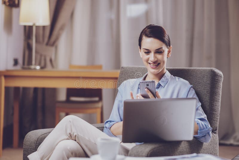 Begeisterter Manager, der Smartphone verwendet lizenzfreie stockfotos