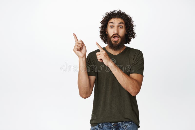 Begeisterter Mitteloster-Typ mit Werbespots, der auf den Verkauf der Prospekte in der oberen linken Ecke zeigt stockfoto