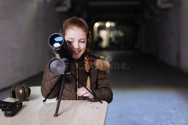 Begeistertes hübsches Mädchen, welches das Teleskop verwendet lizenzfreie stockbilder Begeistertes hübsches Mädchen, welches das Teleskop verwendet lizenzfreie stockbilder