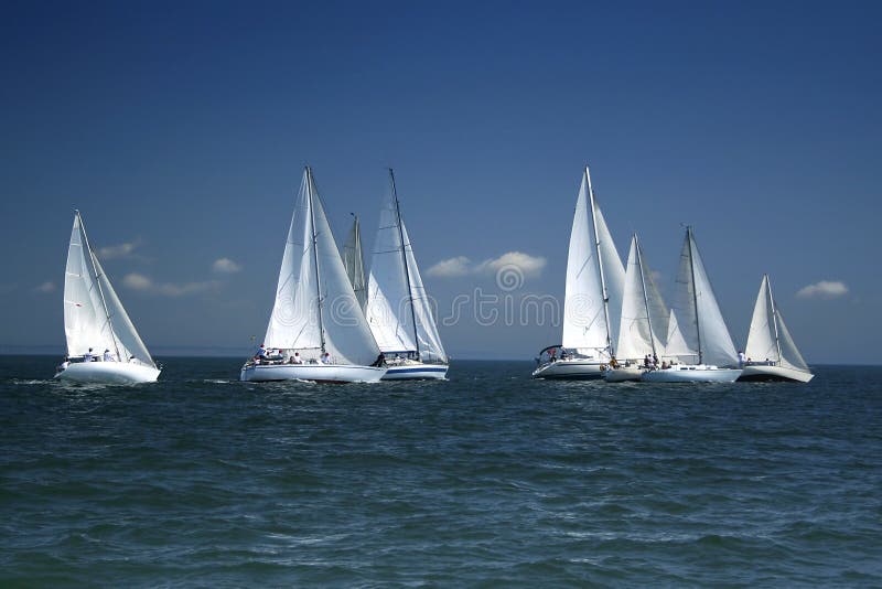 Begin van een het varen regatta royalty-vrije stock afbeeldingen Begin van een het varen regatta royalty-vrije stock afbeeldingen