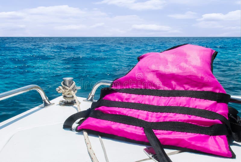 Beginnen Sie Reise zum Meer mit Sicherheits-Konzept, Ansicht des Schnellboots mit der Schwimmweste, die mit Meerblick sich bewegt lizenzfreies stockfoto Beginnen Sie Reise zum Meer mit Sicherheits-Konzept, Ansicht des Schnellboots mit der Schwimmweste, die mit Meerblick sich bewegt lizenzfreies stockfoto