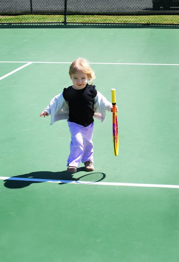 Un nino el estudio sobre el jugar tenis.