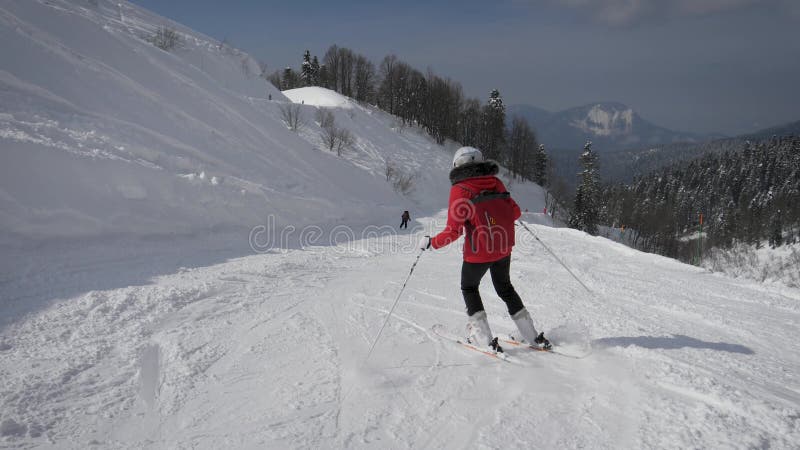 Beginnerskier skiën op de helling op zonnige winterdag in de sneeuwberg