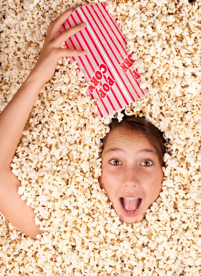 Begraben im Popcorn stockfotos Begraben im Popcorn stockfotos