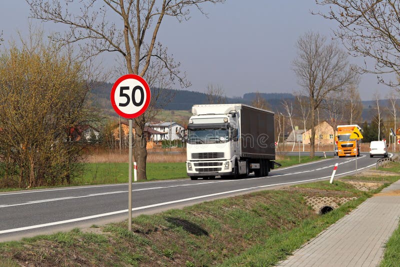 Begrenzung der Geschwindigkeit des Verkehrs zu 50 km/h Verkehrsschild auf der Autobahn Sicherheit des Verkehrs Bewegungstransport lizenzfreie stockbilder Begrenzung der Geschwindigkeit des Verkehrs zu 50 km/h Verkehrsschild auf der Autobahn Sicherheit des Verkehrs Bewegungstransport lizenzfreie stockbilder