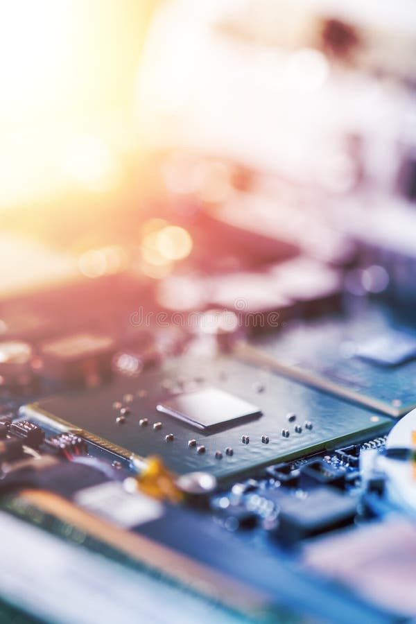 Begrepp av datateknik: St?ng sig upp av en datorchip p? ett str?mkretsbr?de, solstr?le royaltyfri foto Begrepp av datateknik: St?ng sig upp av en datorchip p? ett str?mkretsbr?de, solstr?le royaltyfri foto