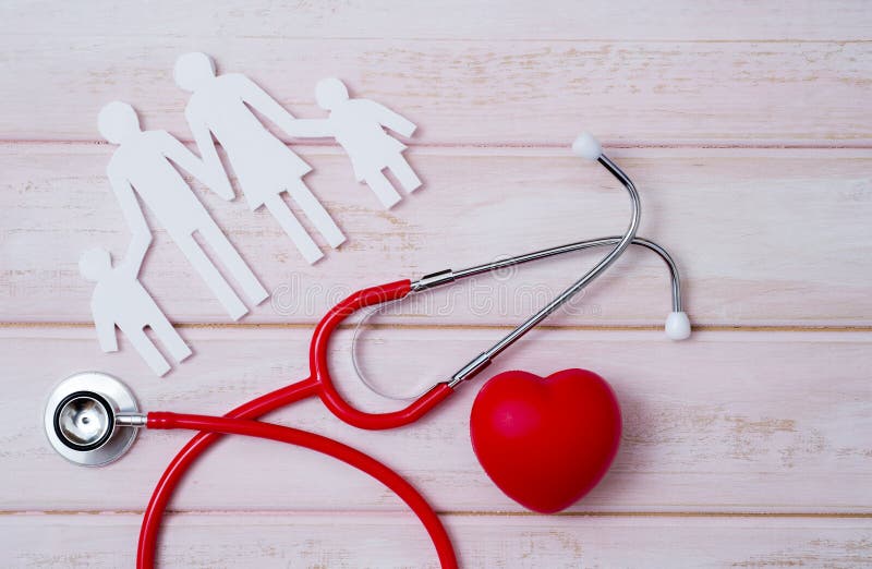Begrepp f?r medicinsk f?rs?kring Familjutklipp och stetoskop på rosa träbakgrund royaltyfria bilder Begrepp f?r medicinsk f?rs?kring Familjutklipp och stetoskop på rosa träbakgrund royaltyfria bilder